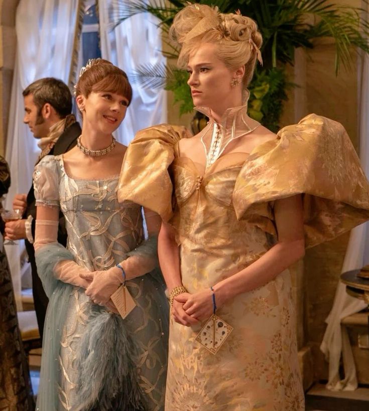 Dramatic sleeves of Cressida Cowper in season 3